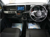 運転にかかわる様々な操作を安全に行えるように視点移動が少なく、操作性に配慮されたスイッチ類が凝縮されたコクピットです。