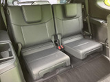 3列目には左右独立したシートが並び、それぞれにヘッドレストとシートベルトを備えています。後席にも座る場所が確保され、家族でのお出かけなどに便利です。