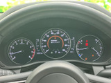 速度や燃料残量などの情報をメーター内で確認でき、運転に必要な状況を把握しやすい配置です。中央の表示も活用しながら、日々の運転を落ち着いてサポートします。