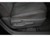 運転席シートリフター装備!シートの上下調整で運転操作の視界を確保できます。
