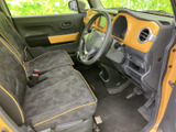 前席まわりは視界が開け、運転席からメーターや前方を確認しやすいレイアウトです。座面には模様入りのシートを採用し、黄色の縁取りが室内のアクセントに。足元にもゆとりがあり、落ち着いて過ごせます。