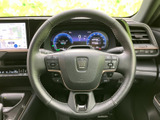 手元には複数のスイッチが配置され、運転姿勢を保ちながら必要な操作にアクセスしやすい構成です。メーターや画面を確認しつつ扱えるため、日常の運転をより便利にサポートします。