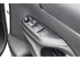 スイッチ一つで窓を開け閉めできるパワーウィンドウスイッチです。
