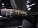 【オートワイパー機能】レバーをAUTOの位置にしているとき、レインセンサーが雨を感知すると、雨量に応じて、ワイパーが自動で作動します。