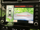 後方の映像に加えて車両周辺の表示も確認でき、駐車時の目安として活用できます。画面の案内を参考にしながら、周囲を直接確認して慎重に操作できる便利な装備です。
