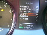 車の前後やコーナー(角)に装着された超音波センサーを使い、駐車時などに壁や障害物との距離を画面表示とブザー音で知らせる運転補助機能です。正式には「ソナー(障害物検知)機能」と呼ばれます。