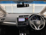 運転席から前方を見渡しやすいレイアウトで、各席からの視界にも配慮されています。シートや足元は落ち着いた色合いでまとまり、日々の移動も過ごしやすい空間になっています。