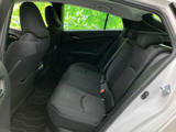 後席は座面にゆとりがあり、ヘッドレストとシートベルトも備わった乗車空間。窓からの見通しも確保され、同乗者がくつろぎながら移動しやすい雰囲気です。