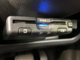 手元で確認しやすい位置に機器が設置され、表示ランプやボタンが備わっています。車内で機器の状態を把握しやすく、日常の移動をサポートする装備として活用できます。