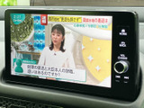 テレビ番組を画面に表示でき、停車中の休憩時間などに映像を視聴できます。車内で過ごすひとときに活用できる装備で、画面上から表示内容を確認できます。