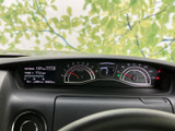 速度や燃料などの情報が前方のメーターにまとまり、運転中に必要な表示を確認しやすい配置です。明るい表示と見分けやすい目盛りで、日々の運転をサポートします。