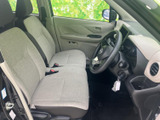 明るい色合いのシートと見通しのよい運転席まわりで、開放感のある空間です。乗り降りしやすいドア開口部から、前席の座り心地も確かめられます。
