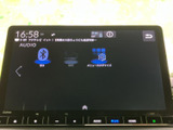オーディオの選択画面に各項目がアイコンで表示され、使いたいメニューを探しやすい構成です。画面を見ながら選択でき、日常の車内で音楽などを楽しめます。