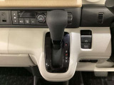 CVT車のセレクトレバーです。低速から高速まで、変速ショックのないスムーズな走りと、エンジン効率のよい領域を維持して燃費にも貢献します。サイドブレーキはスイッチ操作の電子制御パーキングブレーキです。