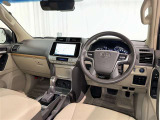 運転席まわりです。 各操作スイッチは使いやすい位置に配置されてます。