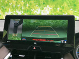 画面に車両後方の映像とガイドラインが表示され、駐車時の周囲確認をサポート。車両の進行方向を把握しやすく、狭い場所での駐車や切り返しにも役立ちます。