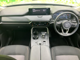 運転席まわりは前方を見渡しやすい配置で、メーターやセンターディスプレイにも視線を向けやすくなっています。シートとアームレストが備わり、落ち着いて過ごせる空間です。