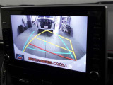 バックモニター付き。車両後方の映像を画面に表示し、駐車などの後退操作をサポートします。