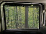 【ロールシェード】日差しや車外からの光が眩しいときにサッと引き出して使える、ロール格納タイプのサンシェードを装備。後席に乗ったお子様がウトウトしだした時など、ぜひご活用ください♪