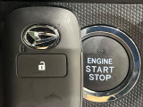 【キーフリーシステム】カバンやポケットに入れたままでもドアの施錠・解錠が可能なスマートキーを装備。エンジンのオン・オフ時もカギを取り出す必要が無いからとっても便利です♪