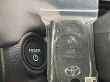 【スマートキー】カバンやポケットに入れたままでもドアの施錠・解錠が可能なスマートキーを装備。エンジンのオン・オフ時もカギを取り出す必要が無いからとっても便利です♪