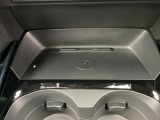 エンジン稼働中にQi規格に対応したスマートフォンなどを置くだけで、充電ができるワイヤレスチャージャーを搭載しています。