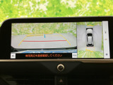 車両後方の映像と周囲の状況を画面で確認でき、駐車時の後退操作をサポートします。ガイド表示も見ながら周囲に注意を払えるため、駐車スペースへの出入りや車庫入れの際に便利です。