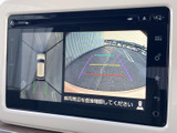 後方の映像に加え、車両周辺を上から見た表示も確認できる画面です。駐車時に後ろや周囲の状況を把握する助けとなり、車庫入れや狭い場所での取り回しに便利です。