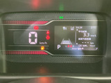 速度やシフト位置、警告表示などを一画面で確認できるデジタル表示です。必要な情報がまとまっていて視認しやすく、運転前後の車両状況を把握する際にも便利です。