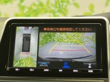 車両後方の映像に加え、周囲を上から見たような表示も確認できます。駐車時に後方や周辺の状況を把握しやすく、車庫入れや狭い場所での取り回しをサポートします。