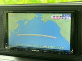 テレビ映像を表示できるモニターを装備。停車中の休憩時間には、車内で番組を視聴してお過ごしいただけます。お出かけ先での待ち時間も、車内でくつろぎながら楽しめる便利な装備です。