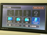 多様なソースに対応し、お好みの音楽を存分にお楽しみいただけます。CDやUSB、Bluetoothなど、様々なメディアを接続可能です。快適なドライブのお供に。