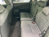 後席は左右に並ぶ座席とヘッドレストを備え、乗員それぞれが落ち着いて座れる空間です。足元にもゆとりが感じられ、家族での移動や長めのお出かけにも便利です。