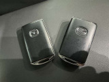 スマートキーをポケットやバッグに携帯していれば、キーを取り出すことなくドアハンドルを握り解錠、ドアハンドルのセンサーに触れるだけで施錠できます。