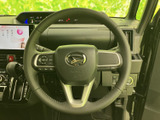 手元にスイッチ類が配置され、運転姿勢を大きく変えずに必要な操作を行いやすいレイアウトです。握る位置も自然で、日々の運転を落ち着いてサポートしてくれます。