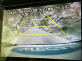 後方の様子を画面で確認でき、ガイド線も表示されるため、駐車時の周囲確認をサポートします。目視確認とあわせて活用でき、狭い場所での駐車にも便利です。