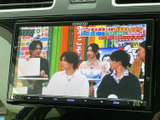 テレビ映像を画面で楽しめる装備です。停車中の待ち時間には番組を視聴でき、車内で過ごす時間をより快適に過ごせます。画面表示が見やすく、番組内容を確認しやすいのも便利です。