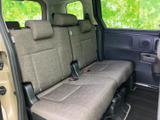 二列目は横に並ぶ座席とそれぞれのヘッドレストを備え、同乗者が並んで過ごしやすい空間です。窓から光が入り、周囲の景色も見渡せます。家族での移動にも使いやすい後席です。