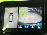 車両周辺を上から見た表示と後方の映像を同時に確認でき、駐車時の周囲確認をサポートします。ガイド線も表示されるため、車庫入れや切り返しの目安に便利です。