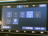 ラジオやテレビ、Bluetoothなど複数の音源が一覧で表示され、使いたい項目を選びやすい画面構成です。普段の移動からお出かけまで、好みに合わせて音源を切り替えてお使いいただけます。