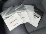 メンテナンスノート、取扱説明書ですね。 車の情報が凝縮されています。 車の整備記録が記載されている大事な物ですよ。