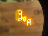 【ブラインドスポットモニター】走行中、ドアミラーの死角になりやすい箇所に後続車が接近するとサイドミラーのレンズに警告を表示!ドライバーに注意喚起をしてくれます。