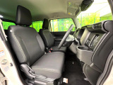 運転席まわりには十分なスペースがあり、大柄な方でもゆったり運転していただける環境です。