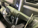 レバーにはワイパーやウォッシャーの操作を示すマークが並び、必要な設定を確認しやすい仕様です。雨天時にも手元で扱いやすく、視界確保を助ける装備です。