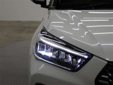 シャープな目つきが印象的!明るく省電力なLEDヘッドランプ装備