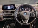 【ハンドル】ドライバーとBMW車の一体感がダイレクトに伝わるステアリングホイール。形状・太さへの拘りに加えて、操作性を高める為にスイッチ類も配置。クイックかつ安定のドライビングを体感下さい!