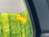 【ブラインドスポットモニター】走行中、ドアミラーの死角になりやすい箇所に後続車が接近するとサイドミラーのレンズに警告を表示!ドライバーに注意喚起をしてくれます。