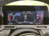 速度や車両情報を一画面にまとめて表示し、運転に必要な情報を確認しやすいレイアウトです。表示が見渡しやすく、走行前の確認や日常の運転をサポートします。