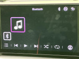 お気に入りの音楽を車内で楽しめます。直感的な操作で、簡単に楽曲を選択できます。ドライブ中の気分を盛り上げるサウンドシステムをぜひご体感ください。