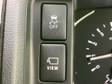 メーター脇には車両表示に関するスイッチが並び、絵柄と文字で内容を確認しやすい構成です。運転席から視線を大きく移さずに見つけやすく、必要な場面で扱いやすい位置にあります。